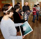 Los miembros del jurado, ayer, examinando las fotograf�as.