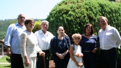 Manuel G�mez, tercero por la izquierda, en la comuni�n de su bisnieta Alejandra