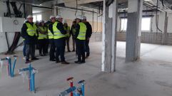 Visita al aula donde se instalarn las cocinas para las clases del FP dual de Hostalera e Restauracin