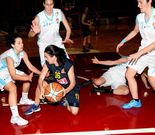 Ylenia, rodeada de rivales en el encuentro del pasado s�bado ante el Pabell�n.