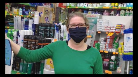 Mar�a Jos� Vidal, vecina de Rois, trabaj� durante 47 a�os en una droguer�a que echa el cierre en Padr�n