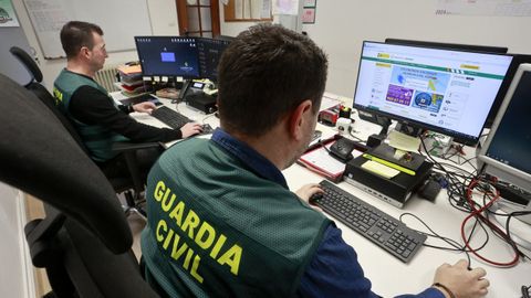 Agentes de la Comandancia de la Guardia Civil de Lugo.