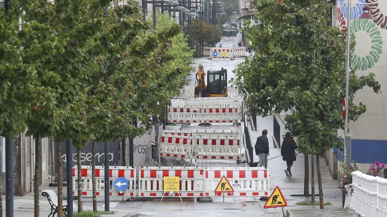 Tres manzanas de la calle de la Iglesia, cortadas por las obras de reparación