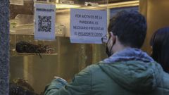 Foto de archivo de un local que exige el pasaporte covid para acceder. 