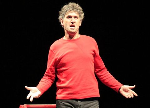 La Casa da Cultura vimiancesa recibe la visita del actor, autor y director teatral C�ndido Paz�, que deleitar� al p�blico con sus <span lang= gl >Historias con nome de muller</span> (20 horas).