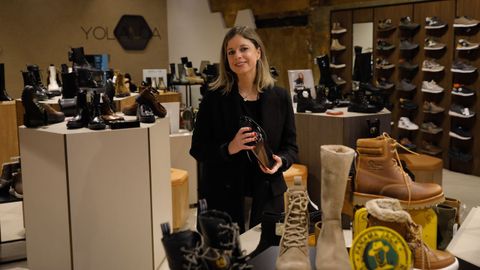 Lucía en la tienda de Calzados Yolanda en Teresa Herrera