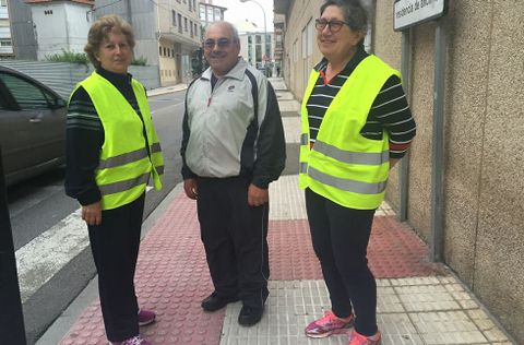 Desde Cornazo. Concha, Nicol�s y Pilar llevan el chaleco reflectante porque les da �mucha tranquilidad� y reconocen que lo usan m�s durante el invierno que en el verano. 