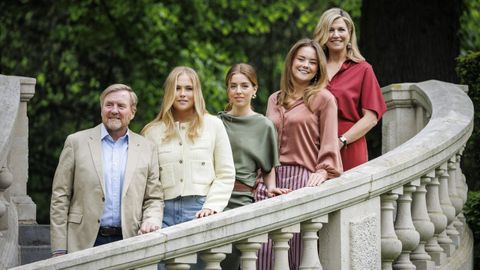 El rey Guillermo junto a las princesas Amalia, Alexia y Ariane, junto a la reina M&aacute;xima de Holanda