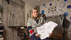 Norgi Garca, peluquera canina de Bueu, con todos los mensajes que est compilando tras sealarle la polica que lo haga para poder tramitar una denuncia.