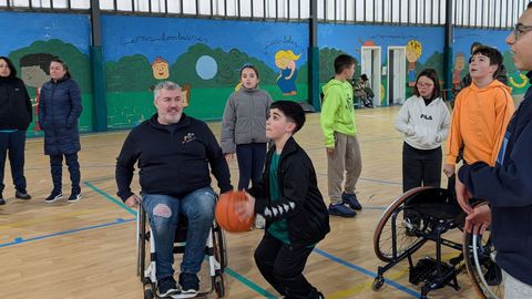 Manuel Cantelar, con escolares del centro carball�s