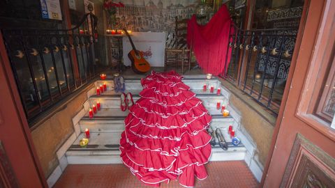 Un altar con objetos relacionados con el flamenco en el Tablao Flamenco Villa Rosa durante una concentraci�n convocada por la asociaci�n nacional de tablaos flamencos en protesta por el cierre del mismo, en Madrid, (Espa�a), a 4 de marzo del 2021
