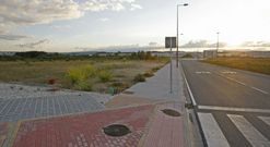 <span lang= es-es >Lugonovo reclama la guarder�a prevista en As G�ndaras</span>. El portavoz de este grupo, Santiago Fern�ndez Rocha, dice que en los planes municipales tienen que figurar las previsiones necesarias para dotar a dicho barrio de una guarder�a infantil. En los terrenos de la foto est� prevista la promovida por la fundaci�n Amacio Ortega, mediante acuerdo con la Xunta y el Concello, que ceder� la finca. Lugonovo reclama tambien la construcci�n de aceras en el acceso al colegio.