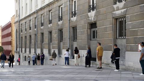 Cola en el lateral del teatro Campoamor de Oviedo para acceder hoy lunes a la oficina principal de Correos.