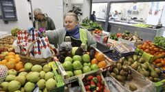 Manuela Leira, el viernes en su puesto en el mercado de Caranza.