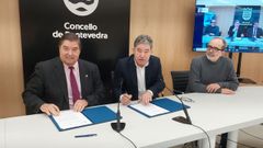 Julio Abalde, Miguel Anxo Fern�ndez Lores y Pl�cido Lizancos, durante la firma del convenio