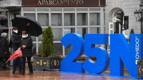 Unas letras corpreas de grandes dimensiones, fotografiadas este lunes en la plaza de la Escandalera de Oviedo para recordar que el prximo 25N (25 de noviembre) se celebra el Da Internacional de la Eliminacin de la Violencia contra las Mujeres