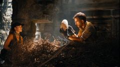 Scarlett Johansson y Jonathan Bailey, en una escena de la nueva entrega jursica.