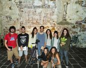 Los estudiantes, ayer, delante de las pinturas murales. 