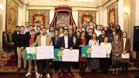 Foto de familia de los equipos premiados y de los equipos con menci�n, junto a las autoridades acad�micas y del Banco Santander