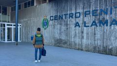 Un agente, entrando a la c�rcel de A Lama para tomar declaraci�n a los sospechosos georgianos