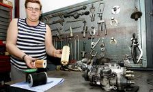 Una empleada ense�a piezas sustituidas a coches di�sel en los �ltimos d�as en Talleres Torres.