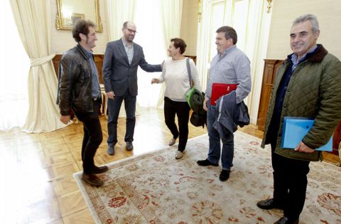 El alcalde y Duarte recibieron a Encarna Otero, Jos M. Gonzlez y Manuel Garca, de la plataforma. 