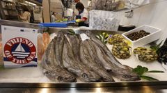 En imagen de archivo, merluza capturada por la flota de Celeiro a la venta en una pescader�a de la Praza de Abastos de Viveiro