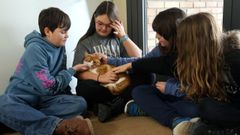 Varios alumnos con Eros durante la presentaci�n del proyecto escolar