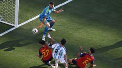 Unai Sim�n, Cubars� y Merino defendiendo una acci�n en la final del Mundial.