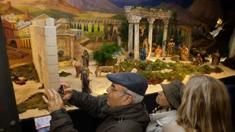 El p�blico, captando detalles del bel�n municipal instalado en Mar�a Pita