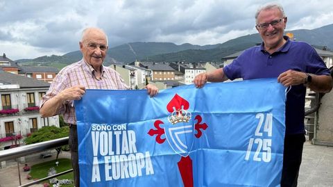 Tito Gamarra recibi la bandera de manos del alcalde, Alfredo Garca.