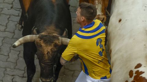 Un mozo, alcanzado por un toro