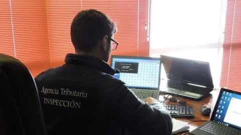 Inspectores de Hacienda registran la sede de una empresa