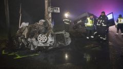 Estado en que qued� el coche en el que viajaban los dos j�venes muertos en el accidente de Cerceda