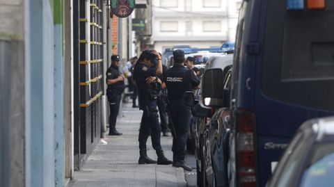 La Polica Nacional cort al martes la calle Duquesa de Alba para detener a los sospechosos