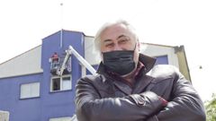 Germ�n Tojeiro, director del proyecto, ante una de las antenas de esta iniciativa