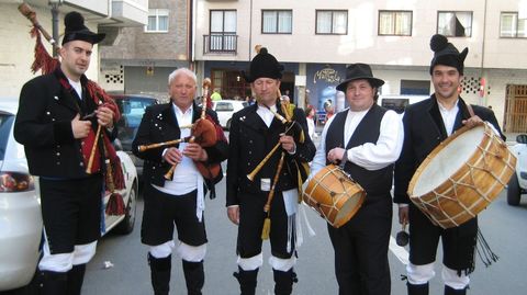 Imagen de archivo de Manuel Viqueira Vieites (segundo por la izquierda), con el grupo familiar que fund� en los a�os 90