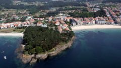 Una senda peatonal sobre las rocas conectar Silgar con el mirador de Punta Vicao