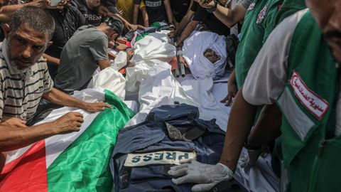 Varios ciudadanos gazatíes en el funeral de los periodistas asesinados este lunes en Ciudad de Gaza.