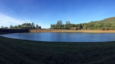 Imagen este sbado del embalse de Castroagudn, en Vilagarca