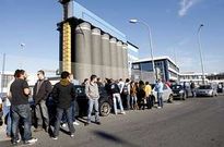 En la imagen, la cola ante la f�brica a media tarde de ayer.