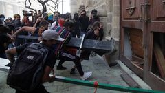 Manifestantes arremeten contra la puerta del palacio gubernamental de Jalisco