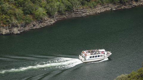 Un catamar�n con turistas navega por el Sil en la Ribeira Sacra.