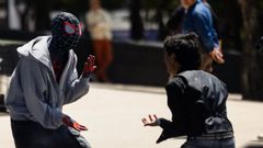Dos adolescentes durante una competici�n de farmear aura en Ciudad de M�xico