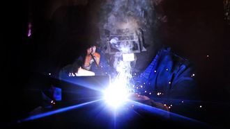 Parte del cuadro de personal trabaja con calor para manipular piezas de metal, adem&aacute;s de operar con ropa t&eacute;cnica que eleva su temperatura corporal. Por eso los sindicatos denuncian la exposici&oacute;n de los empleados a las altas temperaturas y reclaman un protocolo espec&iacute;fico para hacer frente al estr&eacute;s t&eacute;rmico.