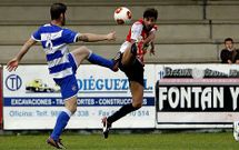 Nando pugna por un bal�n con el visitante Fonseca en un acci�n del encuentro de ayer.