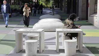 Deterioro del mobiliario urbano de la calle Alcalde Marchesi este s�bado