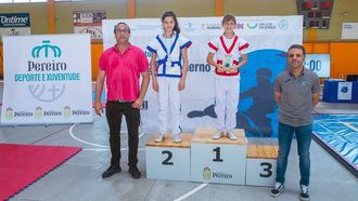 Clara Almua, en lo alto del podio de O Pereiro