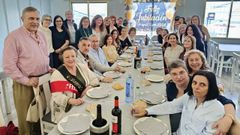 Chus Lage, a la izquierda sentada, fue la verdadera protagonista este jueves en una emotiva comida rodeada de compa�eros de distintos departamentos del hospital
