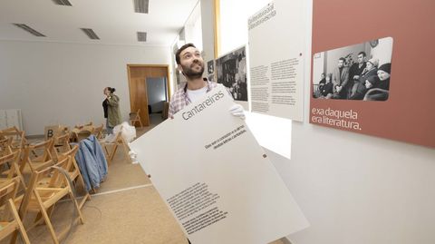 Ramón Varela, concelleiro de Mocidade, traballando na posta a punto da exposición